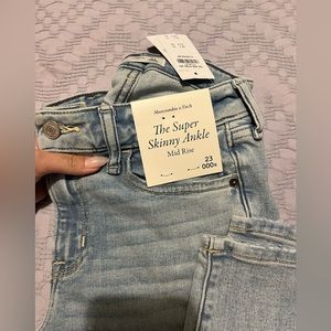 NWT Abercrombie Super Skinny Ankle Mid Rise Jeans